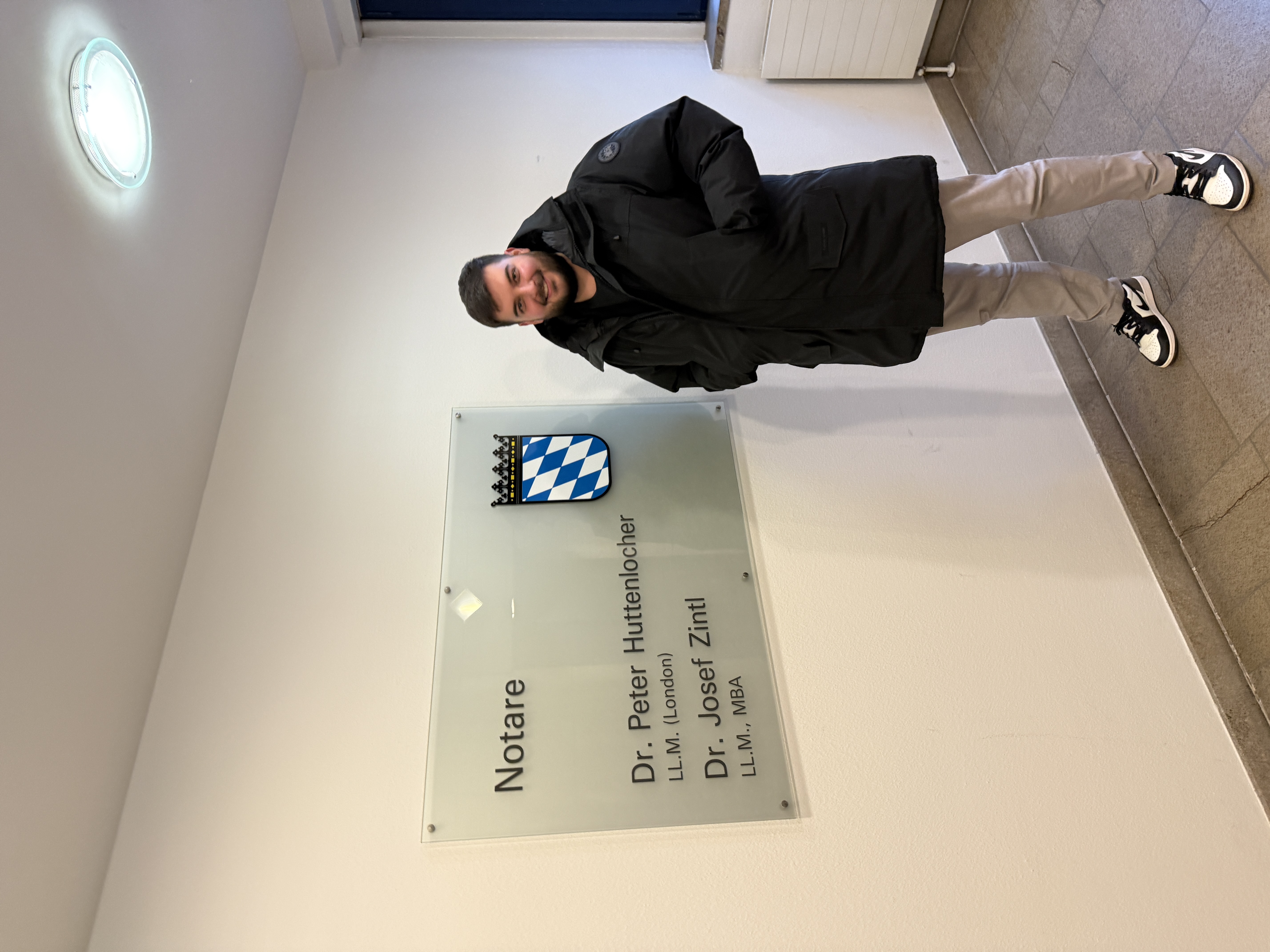 Zufriedener Kunde vor dem Notar