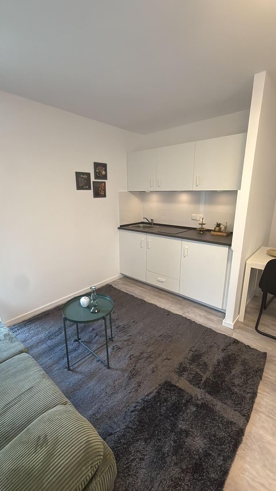 Renovierter Raum mit modernem Interior